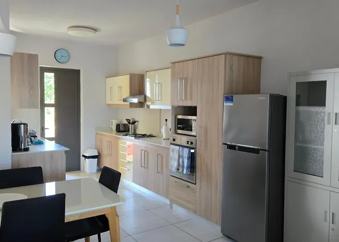 Modern And Cosy Condo: Westwood Apartments