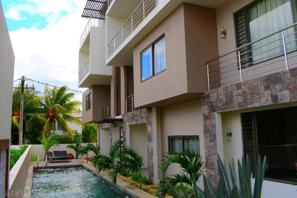 Modern And Cosy Condo: Westwood Apartment *