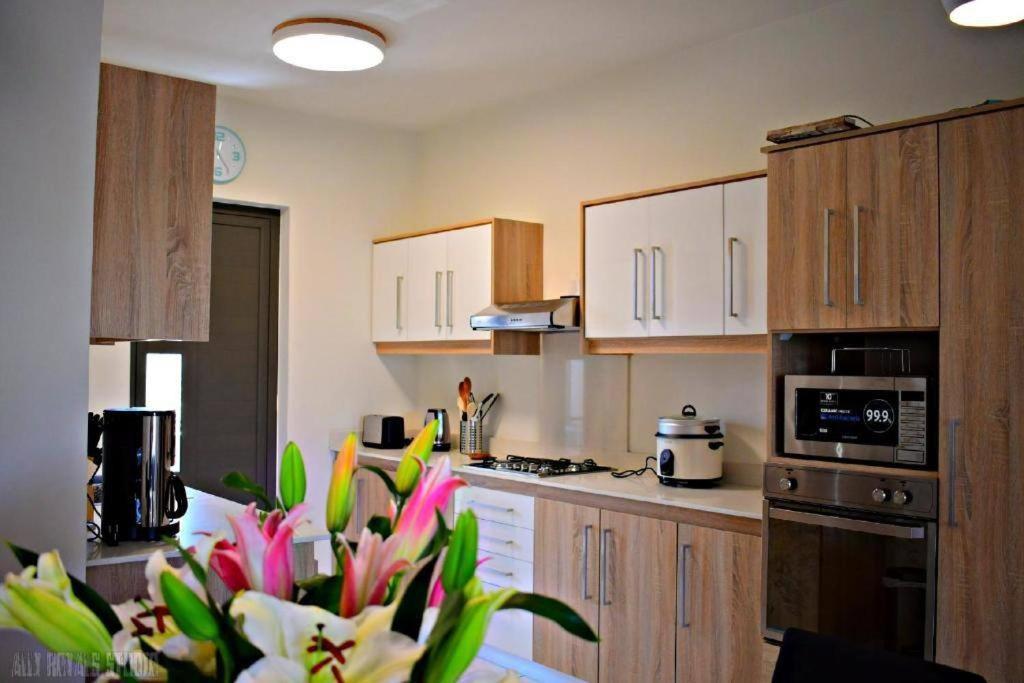 Modern And Cosy Condo: Westwood Apartamento