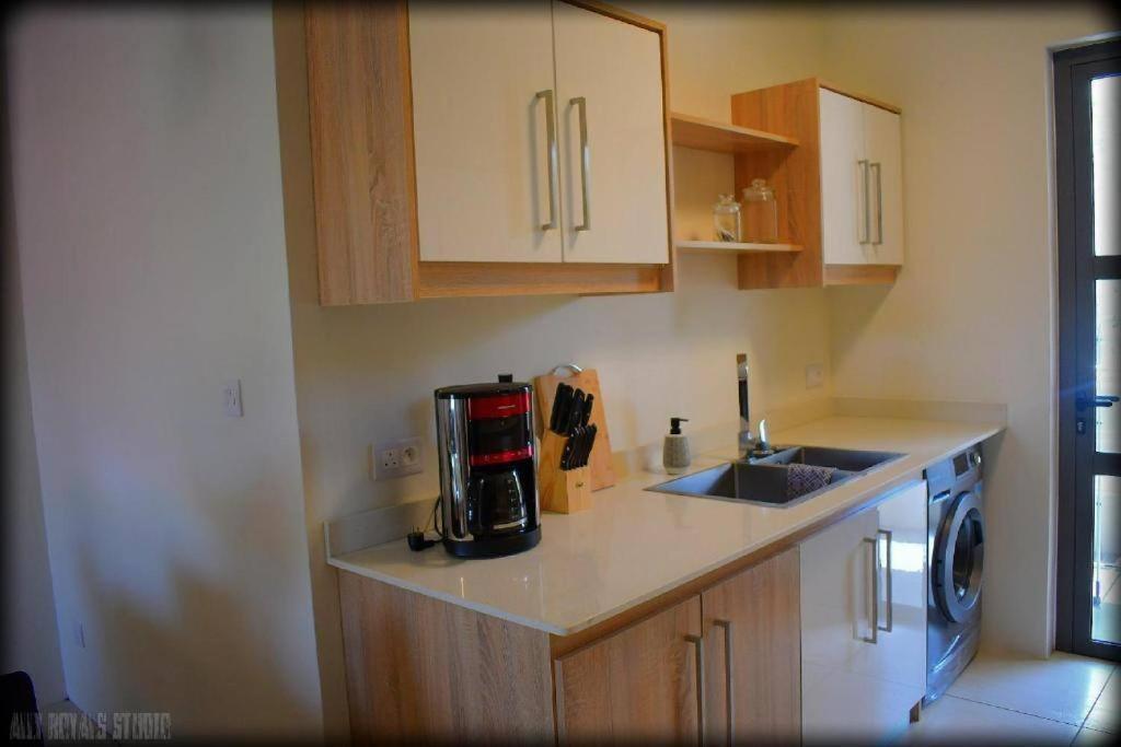Modern And Cosy Condo: Westwood Apartment