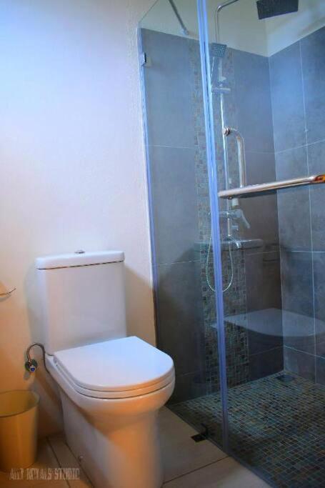 Modern And Cosy Condo: Westwood *