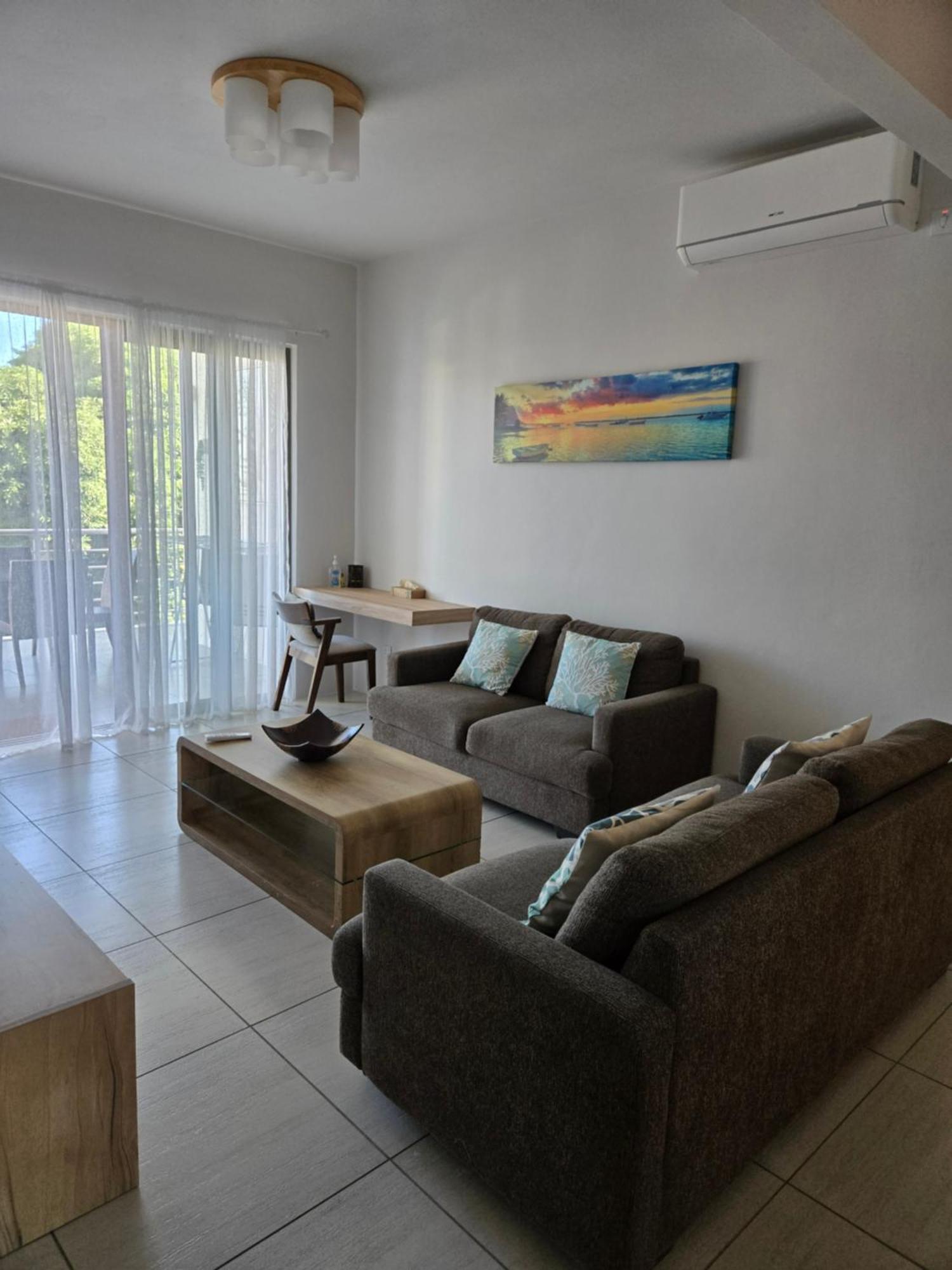 Modern And Cosy Condo: Westwood Apartment *